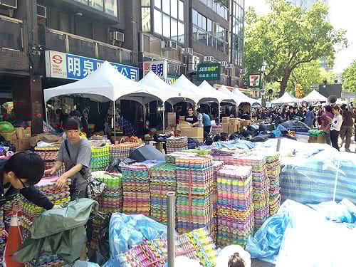 太陽花學運將落幕 議場外物資迅速退場