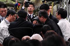 「丟鞋哥」228再嗆馬 當場被架走