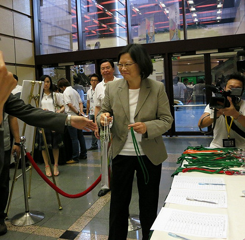 黨員投票不利？ 小英：不回應你的「前提」