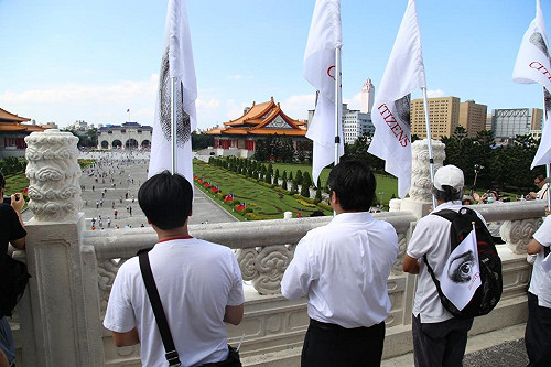 歷史性畫面背後  鬆散的人民清流