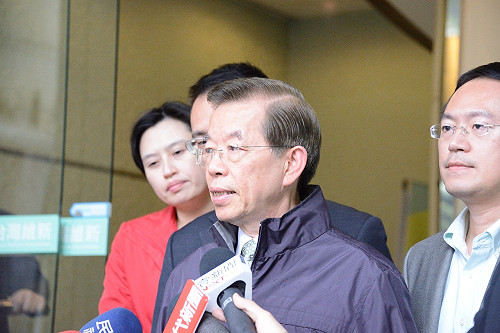 用力抓住  謝長廷：無奈 女同學還是被拖走