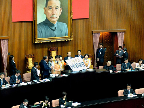 臨時會藍版議程過關  服貿自經區皆列入