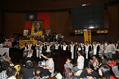 義務相挺學生  近300律師團徹夜待命