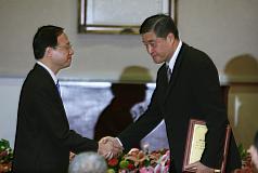 高華柱獲贈功績獎牌  江揆向國軍信心喊話