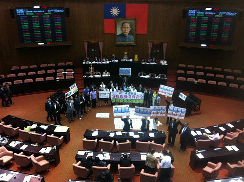 議場藍綠吵鬧不休  洪秀柱動怒