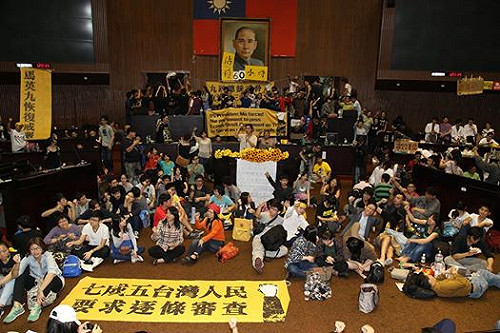 議場500人鬥志高昂  隨時因應警方攻堅