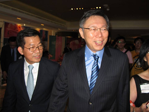 為台灣外交勉穿西裝  柯文哲：回去就換掉