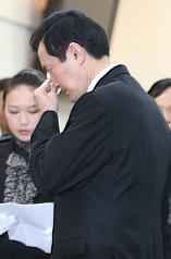 康乃馨送最後一程  秦厚修今火化安厝