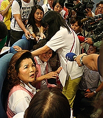 豪宅爭議 洪恆珠拿資料袋遮臉 一度拒訪