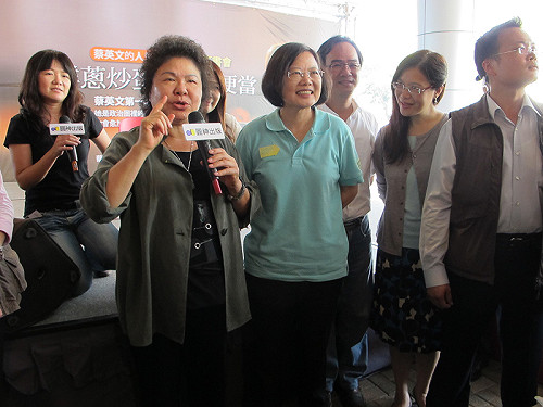 小英高雄簽書會 粉絲擠爆會場