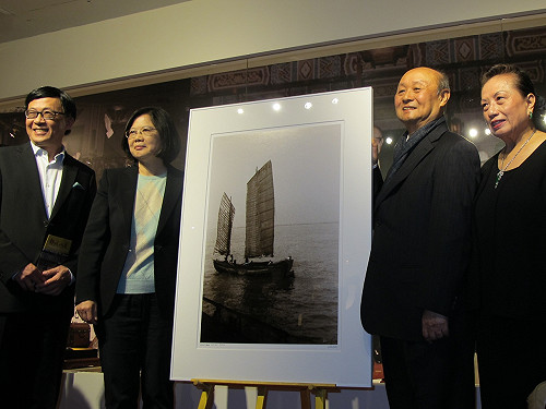 蔡英文參觀嚴家淦展 嚴媳婦戲稱以後是鄰居