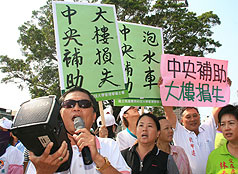 和陳菊共巡災區  吳揆：加速清除金獅湖底淤泥