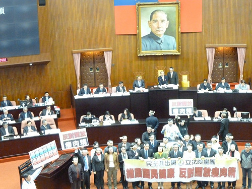 美牛議題  綠委阻陳冲上台施政報告