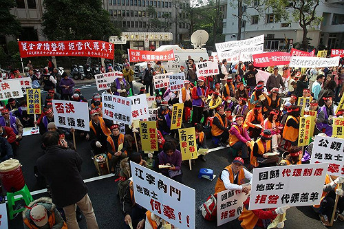 千名地政士包圍立院  怒嗆覆議案汙名化