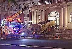 砂石車衝撞總統府  僅花5秒