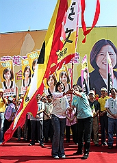 夢想家燒2億  小英：民進黨好久才還清2億債務