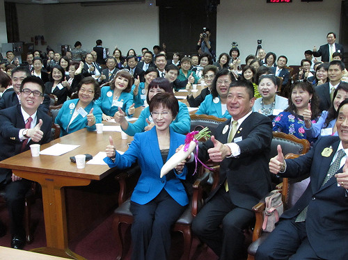 擠不掉的柱仔姐 藍營幾家歡樂幾家愁