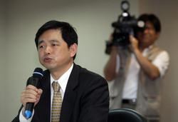 鄭文龍：公文無財產價值 扁不構成侵佔