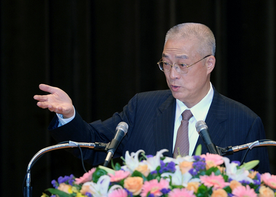 吳敦義孫機場辦護照  外交部：便民服務