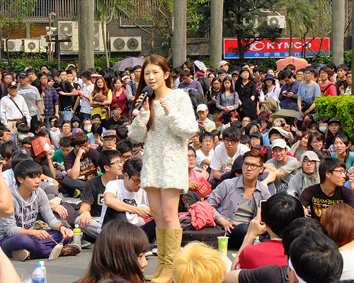 雞排妹嗆媒體  「喝酒有比服貿嚴重嗎？」