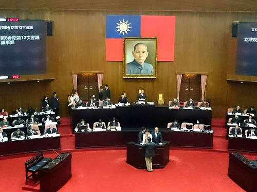 毛治國赴立院報告  遭台聯舉牌杯葛