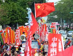 保釣團體上街頭  意外出現中國五星旗