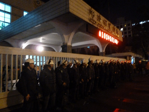 鎮暴警察集結  警方將強制驅離政院民眾