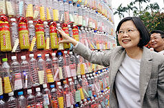 小英慈惠堂發紅包　祈求台灣國泰民安