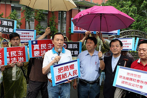 把路權還市民  藍議員靜默遊行立院