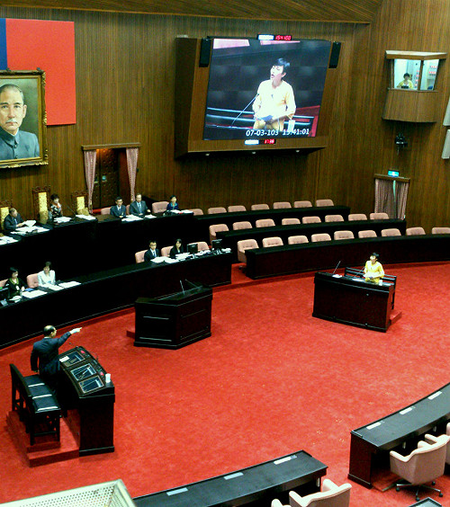 被指大中國思想  許文彬發怒拿自傳反駁