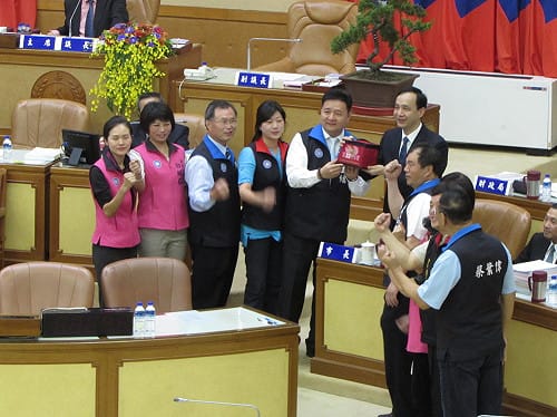 藍黨團議會送暖 朱立倫轟蔡英文理念轉彎