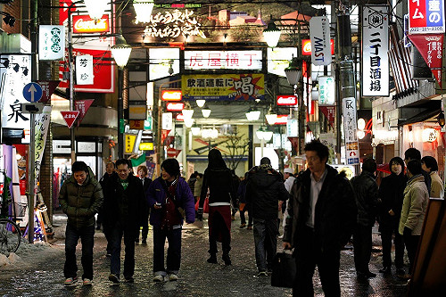 日本去年月薪增0.5％ 因增稅實際減少3％