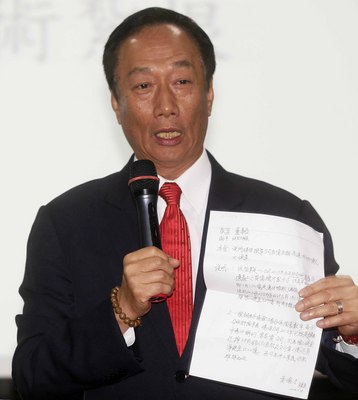 擴充面板廠  郭台銘駁：沒說過不投資台灣