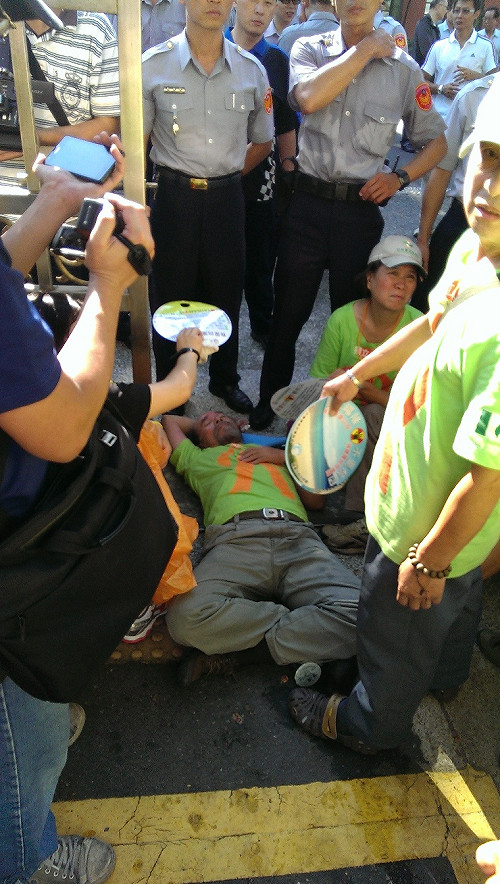 反服貿協議占領立院  民眾衝突中受傷