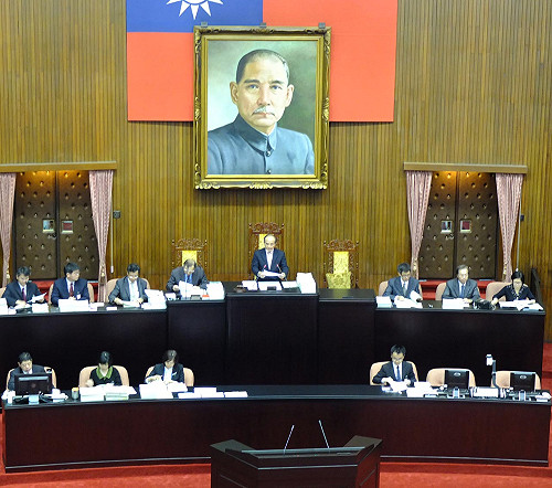 保險業修法  禁參與投資公司董監事改選