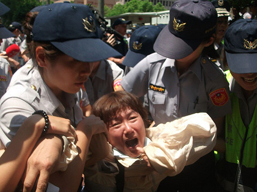 民團反服貿、核四  立院外再爆衝突