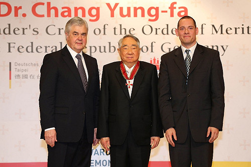 張榮發獲頒德國聯邦大十字勳章