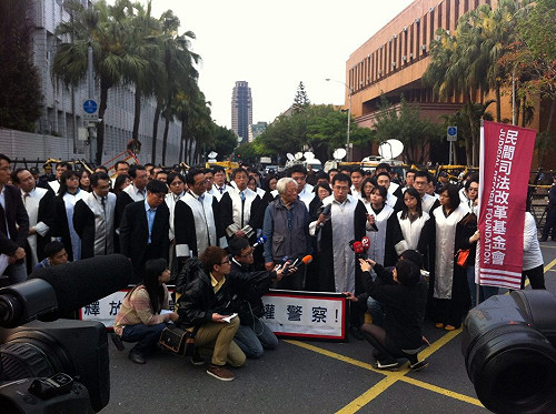 律師團見魏揚遭攔  怒嗆將有百位律師挺他