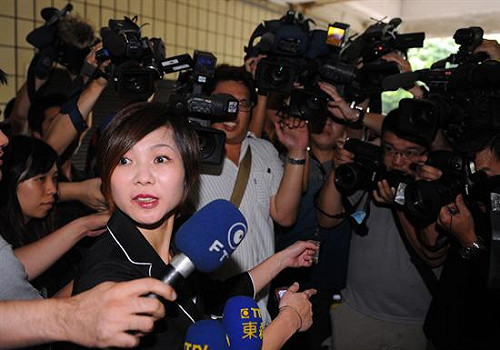 林益世索賄  彭愛佳幫忙倒茶水