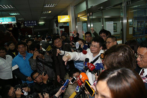 洪舅比手勢表不滿  洪案將再提上訴