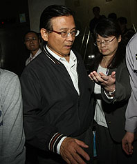 楊錫安改列被告   60萬交保限制出境　