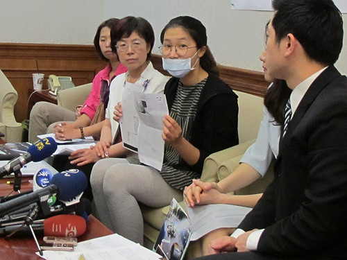 遭水柱脫褲女生控：警察不是應保護我們？