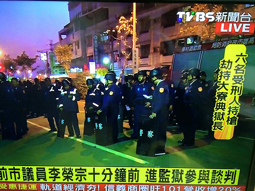 高雄監獄6犯人持槍挾典獄長  要車輛逃亡