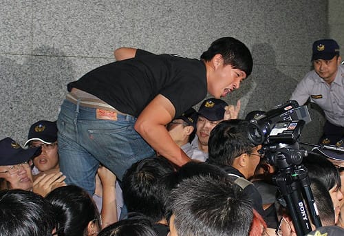 陳為廷怒罵劉政鴻：張大哥會來找你報仇