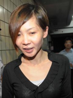 又查到新保管箱 彭愛佳改列被告交保