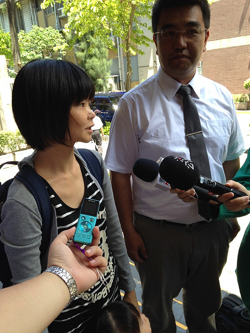 向馬丟鞋  薛女：人民應捍衛自己權益