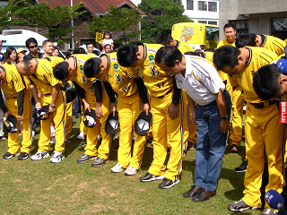 兄弟象秋訓　全體球員向球迷鞠躬道歉