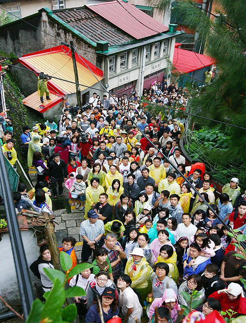 站滿淡水重建街行動  湧入千人留影