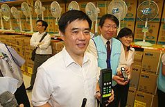 市長辦公室比較涼  郝龍斌被抓包
