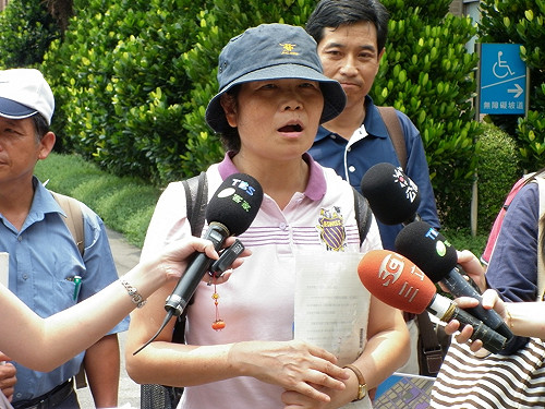 怪手開進農田  劉政鴻拒道歉農民落淚
